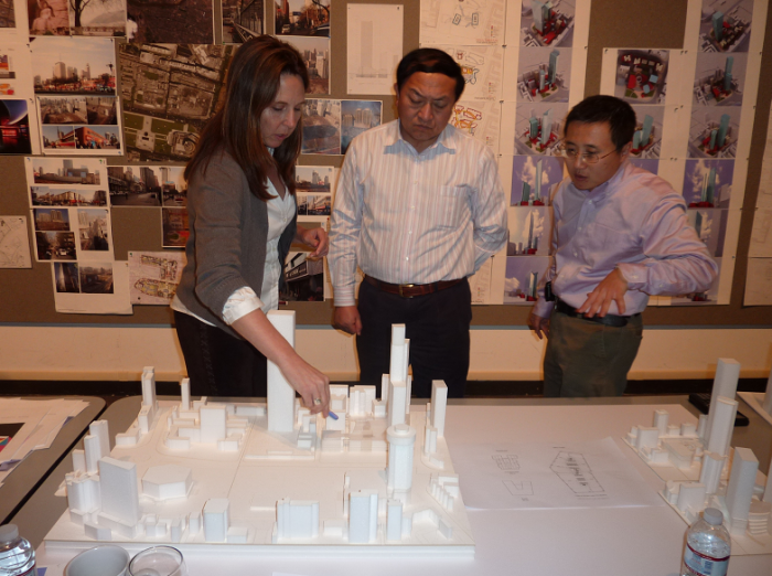 2011年1月劉總在美國洛杉磯捷德辦公室討論金茂項目設計方案.png 2011年1月劉總在美國洛杉磯捷德辦公室討論金茂項目設計方案.png